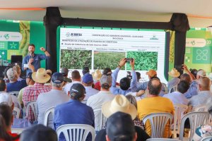 Maurício De Bortoli destaca papel das plantas de cobertura no estande Copasul no Showtec
